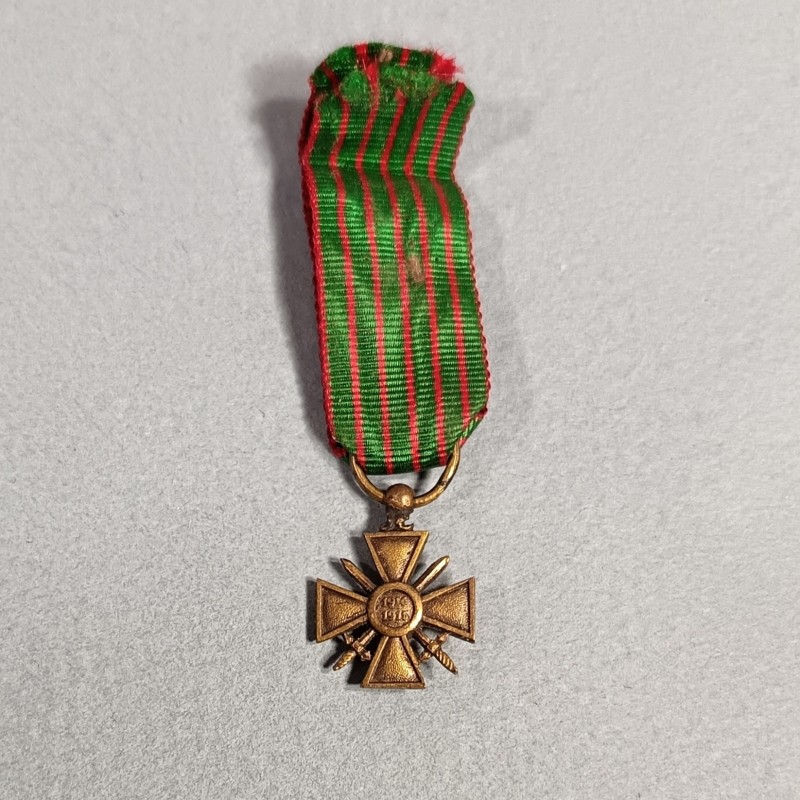 FRANCE REDUCTION DE LA MEDAILLE CROIX DE GUERRE DATE 1915 AVEC PETITS RUBIS OU PIERRES GUERRE 1914 1918